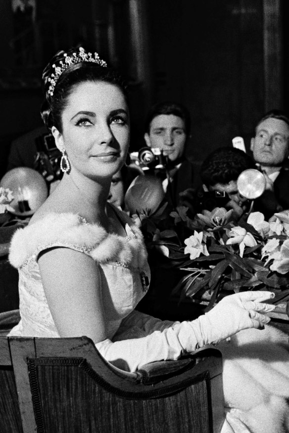 Elizabeth Taylor wears Bulgari in 1963.