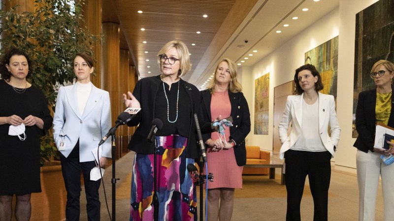 Macho swagger, heckling and stale questions: a new dawn fails to arrive in Canberra