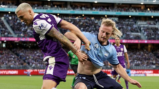 Hairy battle: Jason Davidson and Rhyan Grant in one of their duals in the grand final.