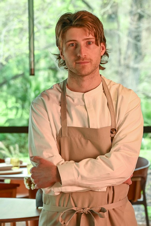 Hugh Allen se tornou o primeiro chef a administrar dois restaurantes de três lugares. 