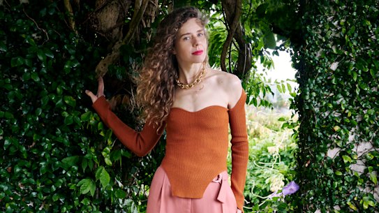 Bianca wears Khaite Maddy top
from Belinda, Bianca Spender pants and Paco Rabbane necklace from Parlour X.