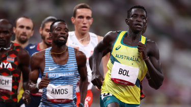 Peter Bol leads the pack in the 800m final.