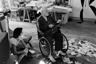 Henri Matisse di studionya di Nice memotong guas berwarna pada tahun 1953.