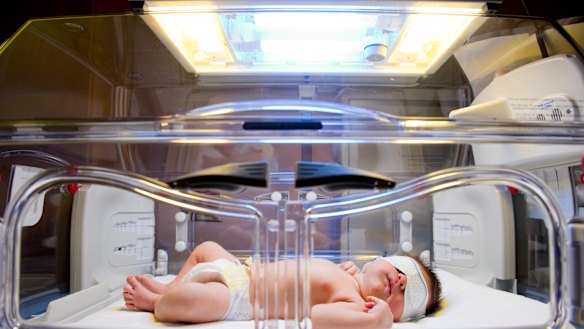 A new clinical trial testing different oxygen levels on preterm babies in Victorian hospitals - without telling their parents - has raised concerns among ethics experts and hospital staff.