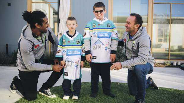 Sia Soliola and Ricky Stuart with Jayden and Max after they designed the Raiders jersey in 2017.