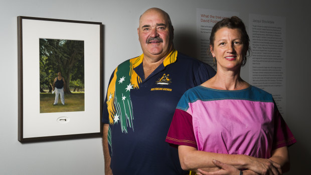 Champion axeman David Foster and artist Jacqui Stockdale with their portrait, <i>What the tree saw</i>.