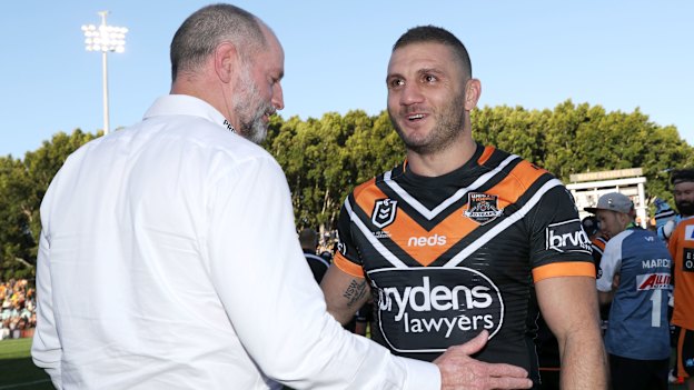 Michael Maguire approaches Robbie Farah after his final NRL game in 2019.