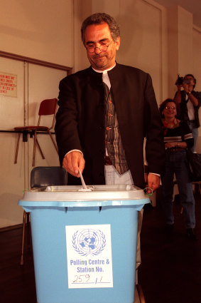
Exiled East Timorese leader and Nobel laureate Jose Ramos-Horta casts his vote in Sydney