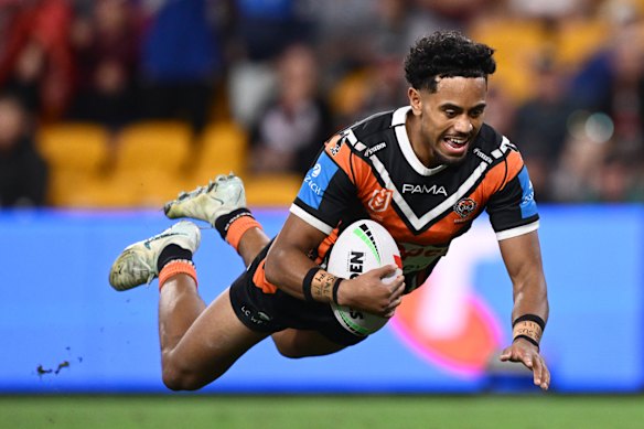 Jahream Bula scores for Wests Tigers against the Dragons.