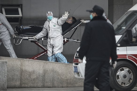 Medical staff transfer patients to Jin Yintan hospital. 