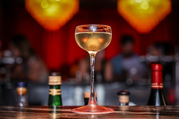 Sale Frenchie martini with gin, absinth vermouth and olive brine.