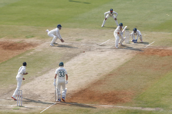 Travis Head duels with Ravindra Jadeja.