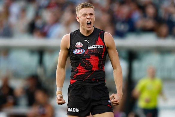O jovem atirador de Essendon, Nate Caddy, assinou uma grande extensão de contrato com o clube.