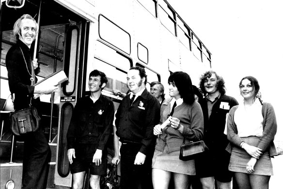 Bob Grant, another star of ‘On the Buses’ visits Sydney’s Waverley bus depot in 1973 meeting drivers and “conductresses”.