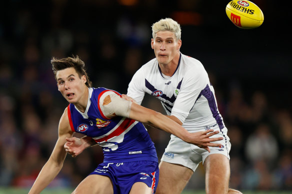Sam Darcy and Rory Lobb compete for the ball.