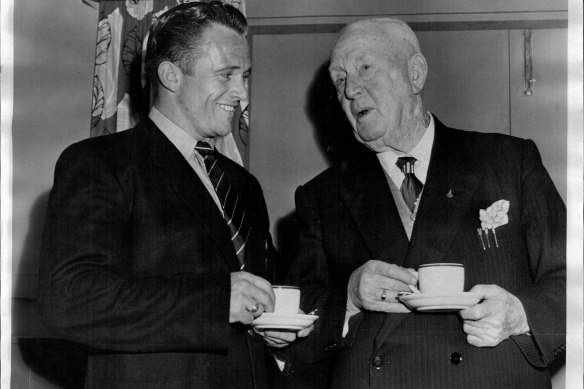 The captain of the New Zealand rugby league team, Tom Baxter (left) chatting with Jersey Flegg in 1956.