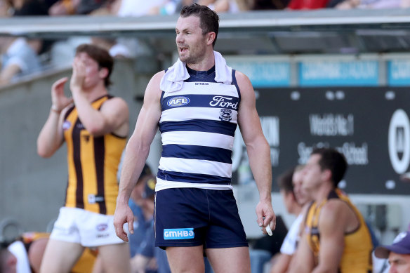 Patrick Dangerfield gets heard from the boundary line.