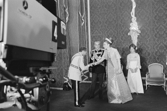 Lo Scià e la Regina Farah accolgono gli ospiti alla loro festa a Persepoli nel 1971.