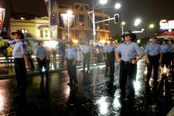 2004 मा मार्डी ग्रास परेडमा वर्दीधारी पुलिस मार्च।
