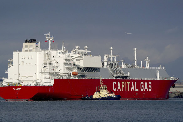 Shell has announced it will resume wholesale gas supply operations after being suspended due to the Albanian government's price caps.