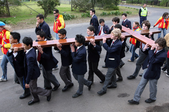 Students from Redfield College march with the cross in Dural in 2008.