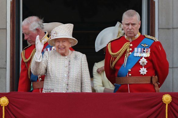 முன்னாள் இளவரசர் ஆண்ட்ரூ 2019 இல் ட்ரூப்பிங் தி கலரில் தனது தாயார் எலிசபெத் II உடன் இராணுவ சீருடையில் இருந்தார், அவரது இராணுவ மற்றும் அரச பதவிகள் மற்றும் பட்டங்கள் அகற்றப்படுவதற்கு முன்பு.