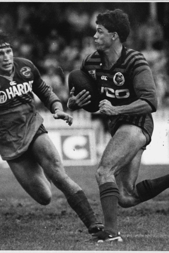 Les Kiss carries the ball up for the Bears at North Sydney Oval in 1986.