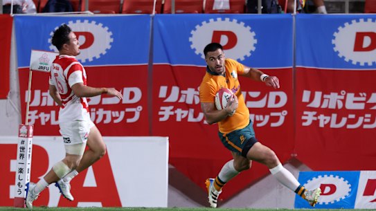 Tom Wright scores for the Wallabies