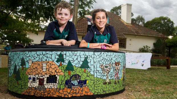 Charles Weston School students Thomas Watson, nine, and Hila Moreh, 11, with the mural at Stromlo Cottage.