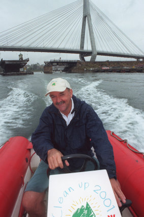 In 1998, Ian Kiernan announced he would patrol the harbour, monitoring its cleanliness.