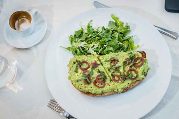 Sapore di casa: l'avocado toast dell'Ai Fiori di New York va “bene, ma ci vorrebbe un po' di feta”. 