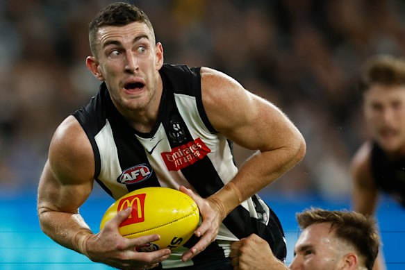 Daniel McStay of the Magpies is tackled by Noah Balta of the Tigers.