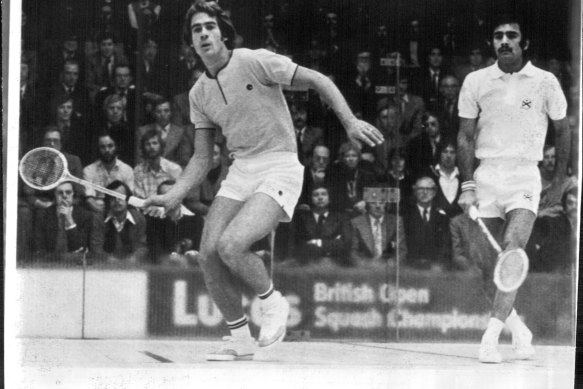 Hunt (left) competes against Pakistan’s Mohibullah Khan in 1976.