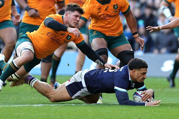 Sione Tuipulotu scores for Scotland against the Wallabies.