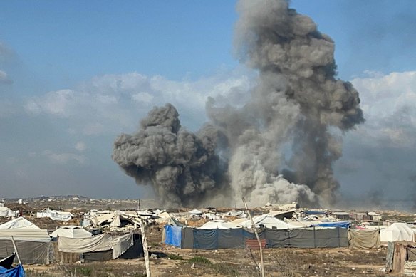 A fumaça e a poeira sobem perto das tendas dos palestinos em Gaza na segunda -feira.