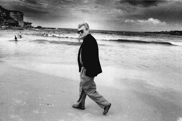 Then federal environment minister Graham Richardson takes a walk along Bondi Beach in March 1990. 