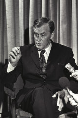 Bjelke-Petersen at a press conference at Kingsford Smith Airport in Sydney on 6 May 1973