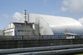 Konstrukcja schronu obejmuje reaktor wybuchowy w elektrowni jądrowej w Czarnobylu w Czarnobylu na Ukrainie, widziany w 2021 r.