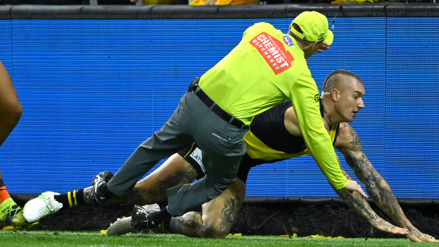 Dustin Martin collides with the goal umpire. 