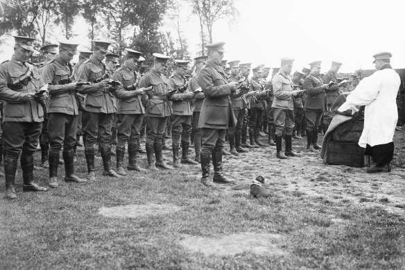 Chaplain Dexter conducting a service on the Western Front in 1916. 