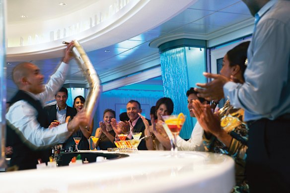 O Martini Bar a bordo do Celebrity Equinox: os cruzadores estão ficando mais jovens.