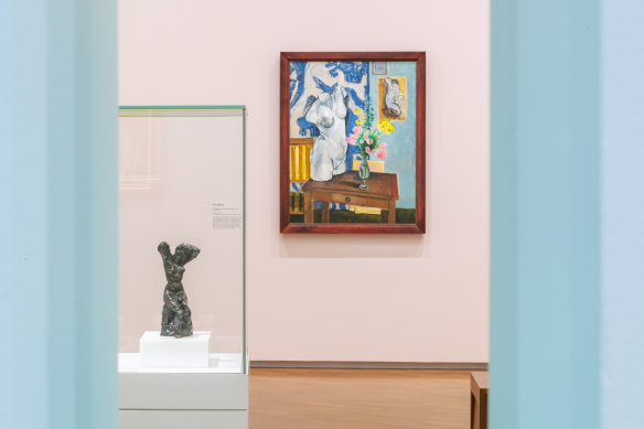 Henri Matisse's painting Le torse de plâtre, bouquet de fleurs, hung behind one of his sculptures.