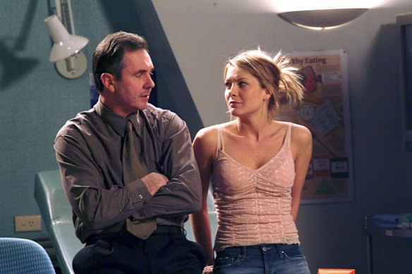 Dr Karl Kennedy (Alan Fletcher) and Izzy Hoyland (Natalie Bassingthwaighte) on Neighbours. 
