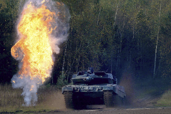 Almanya, Bergen'de 'Kara Operasyonları' bilgi eğitim tatbikatında bir Leopard tankı.