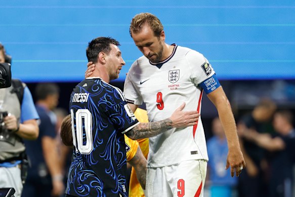 Lionel Messi dell'Argentina consola il capitano dell'Inghilterra Harry Kane dopo la sconfitta della sua squadra.