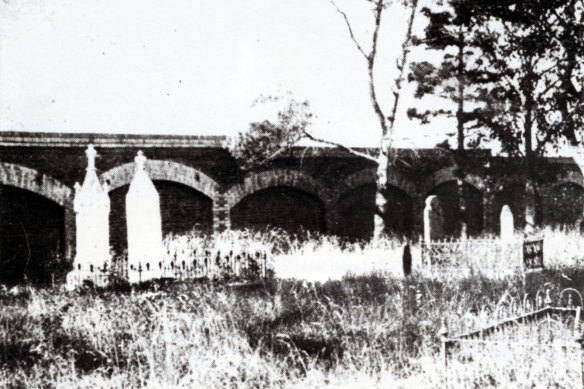 In 1918, there was a debate about whether the old Melbourne Cemetery land should be used for the Queen Victoria Market.