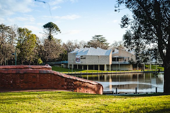 Benalla offers the convenience of a regional hub.