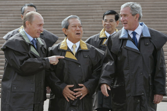 Power dressing … (from left) Russian President Vladimir Putin, then Thai prime minister Surayud Chulanont, center, and US President George W. Bush, in Driza-Bone coats at the APEC Summit in Sydney in 2007.