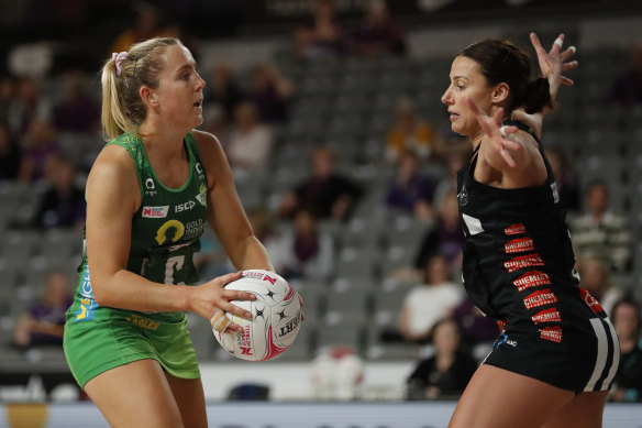 Fever's Jess Anstiss looks to pass past Magpie Kelsey Browne.