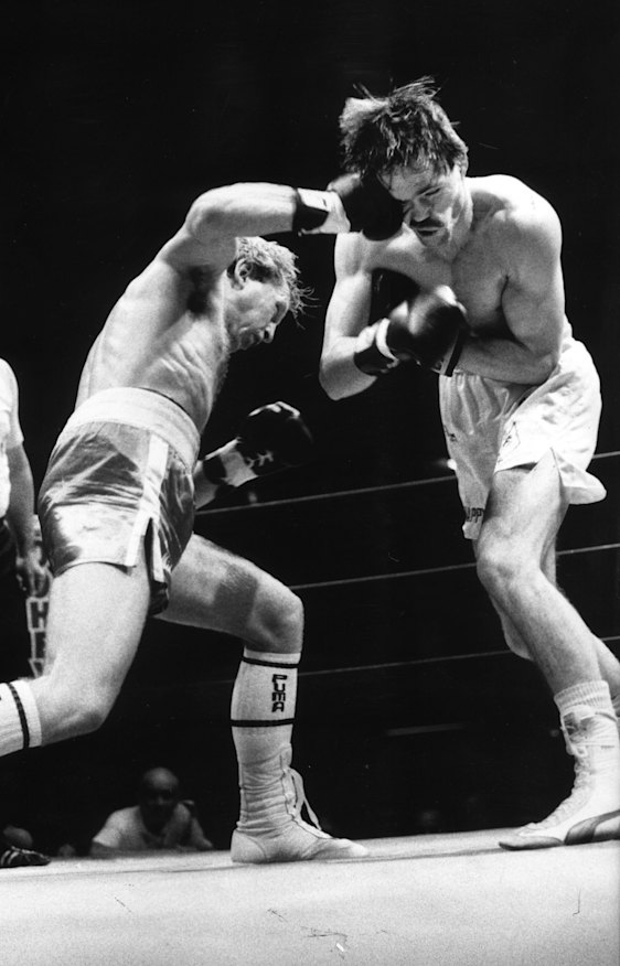 Michael lands an overhand right on Lester Ellis in the 1985 title fight.